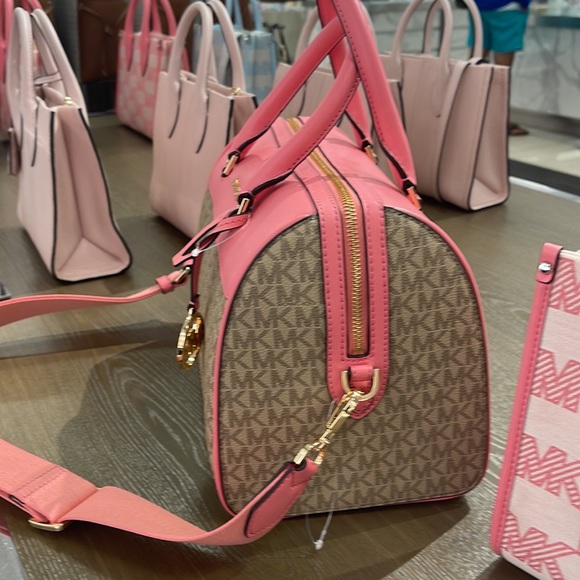 Michael Kors med Duffle Travel - Leather/Coated
35S2GTFU2B
Tea Rose
MD DUFFLE - Picture 8 of 16